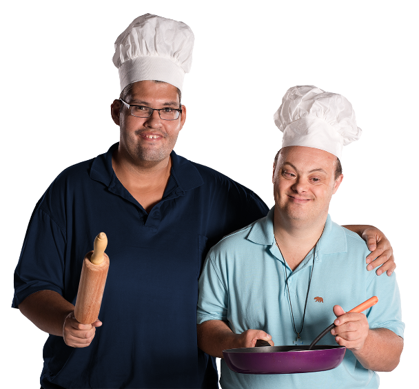 Foto com dois participantes do Pertence usando chapéu de chef de cozinha.